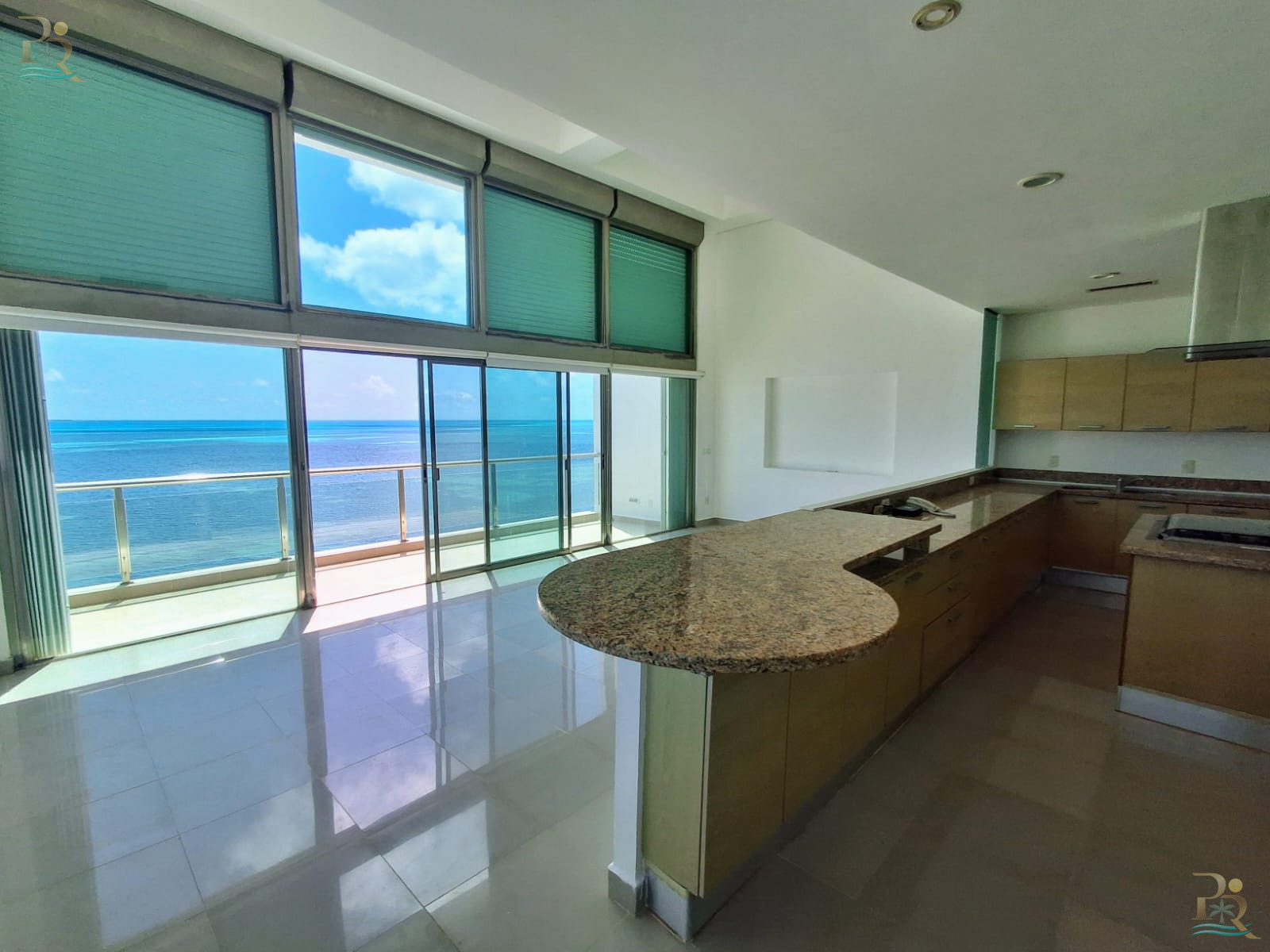 Property gallery SPECTACULAR BEACHFRONT PENTHOUSE