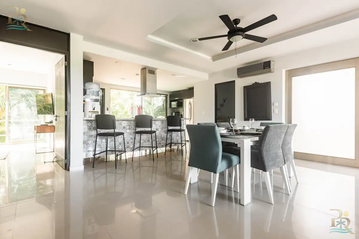 Property gallery APARTMENT STEPS FROM THE BEACH