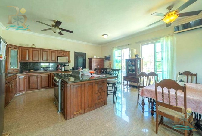 Property gallery “Neoclassical-Style House for Sale – Luxury Details and Spacious Interiors”