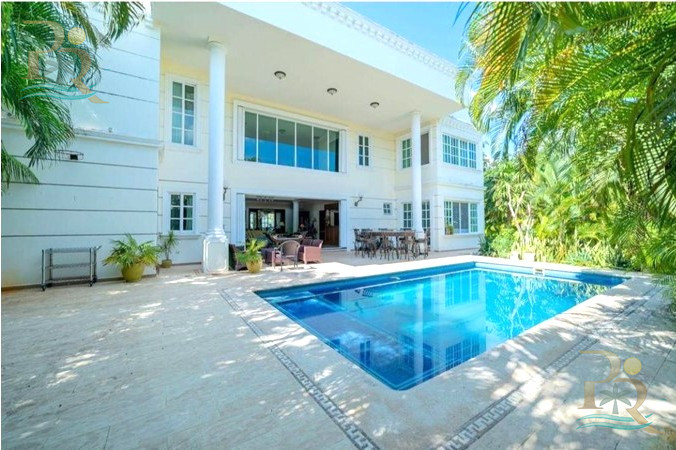 Property gallery “Neoclassical-Style House for Sale – Luxury Details and Spacious Interiors”