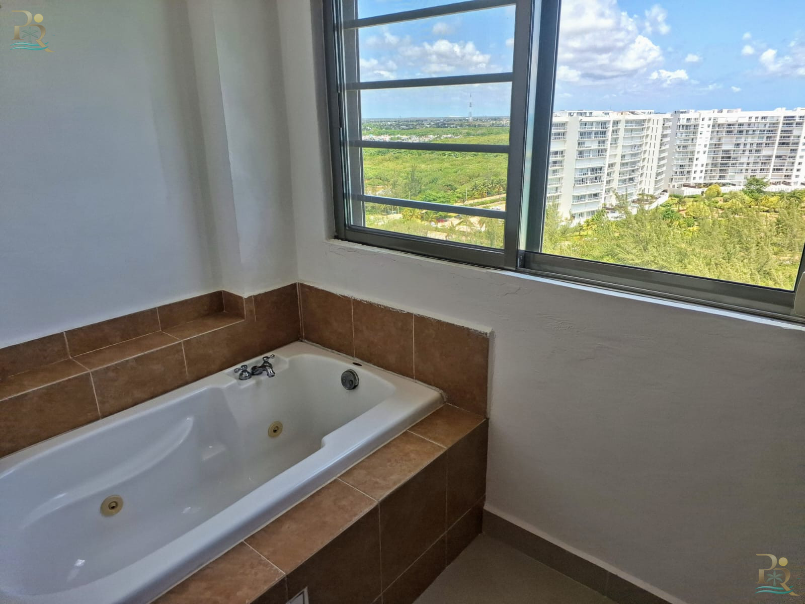 Property gallery SPECTACULAR BEACHFRONT PENTHOUSE