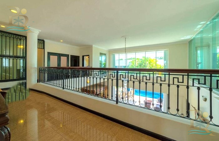 Property gallery “Neoclassical-Style House for Sale – Luxury Details and Spacious Interiors”