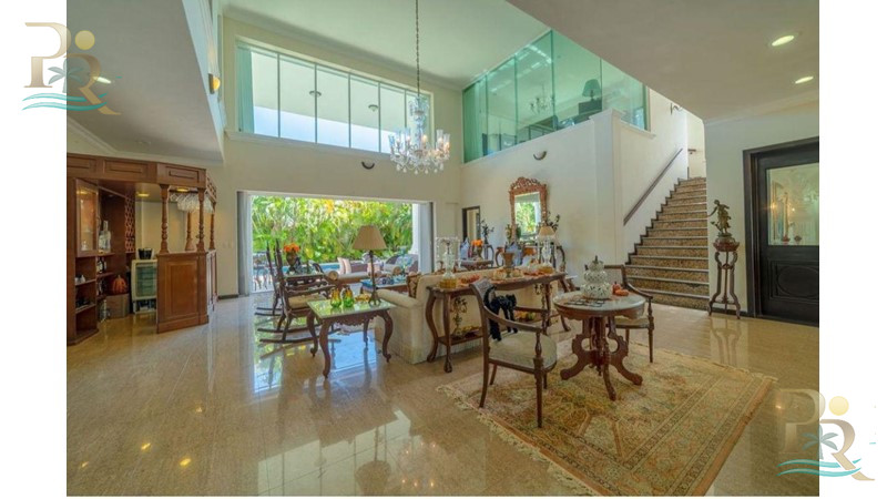 Property gallery “Neoclassical-Style House for Sale – Luxury Details and Spacious Interiors”