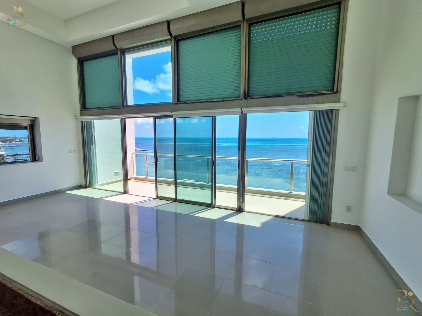 Property gallery SPECTACULAR BEACHFRONT PENTHOUSE