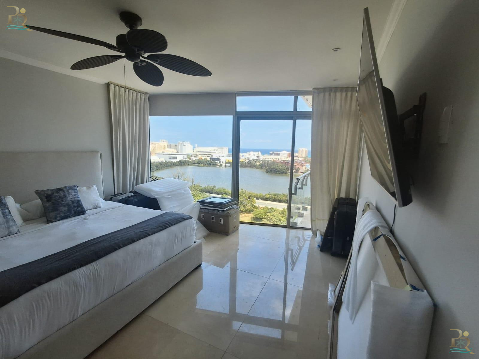 Property gallery "Where the Caribbean and the Lagoon Embrace: A Sky Residence on the 10th Floor"