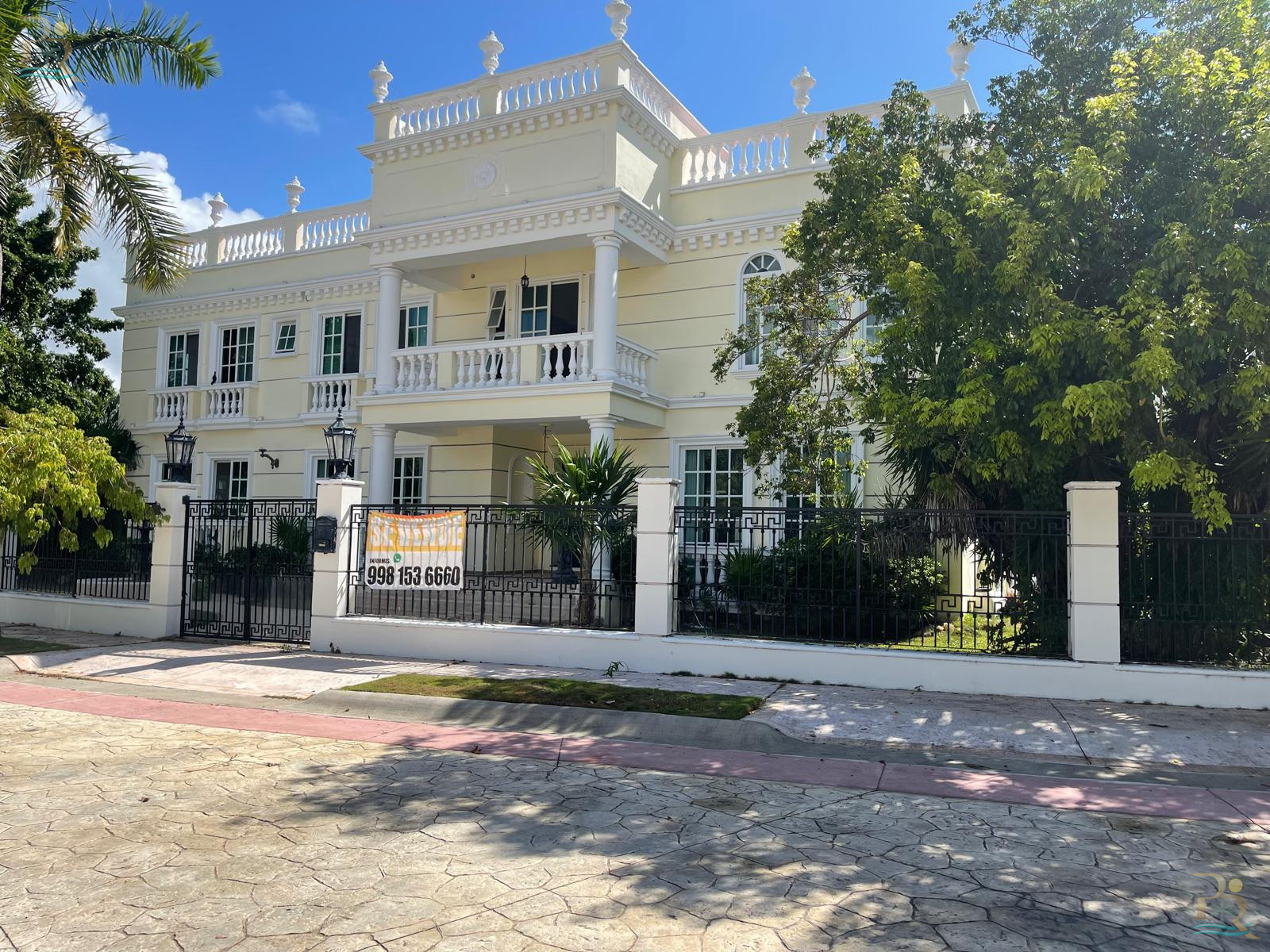 Property gallery “Neoclassical-Style House for Sale – Luxury Details and Spacious Interiors”