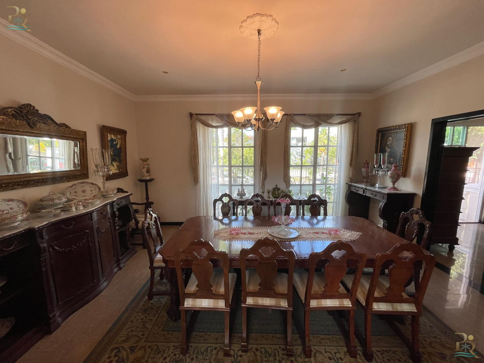 Property gallery “Neoclassical-Style House for Sale – Luxury Details and Spacious Interiors”