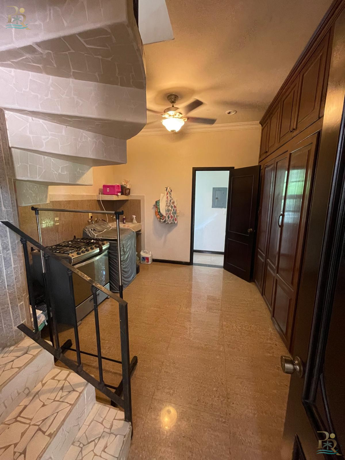 Property gallery “Neoclassical-Style House for Sale – Luxury Details and Spacious Interiors”