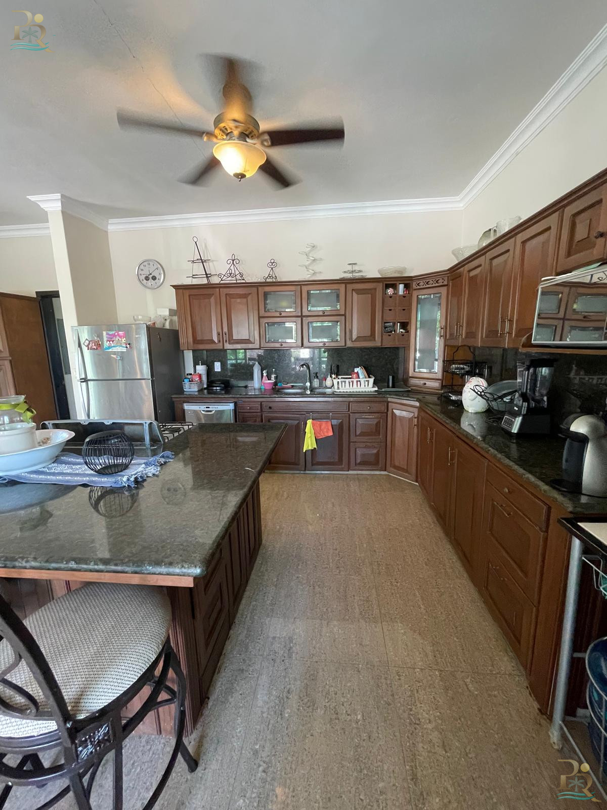 Property gallery “Neoclassical-Style House for Sale – Luxury Details and Spacious Interiors”