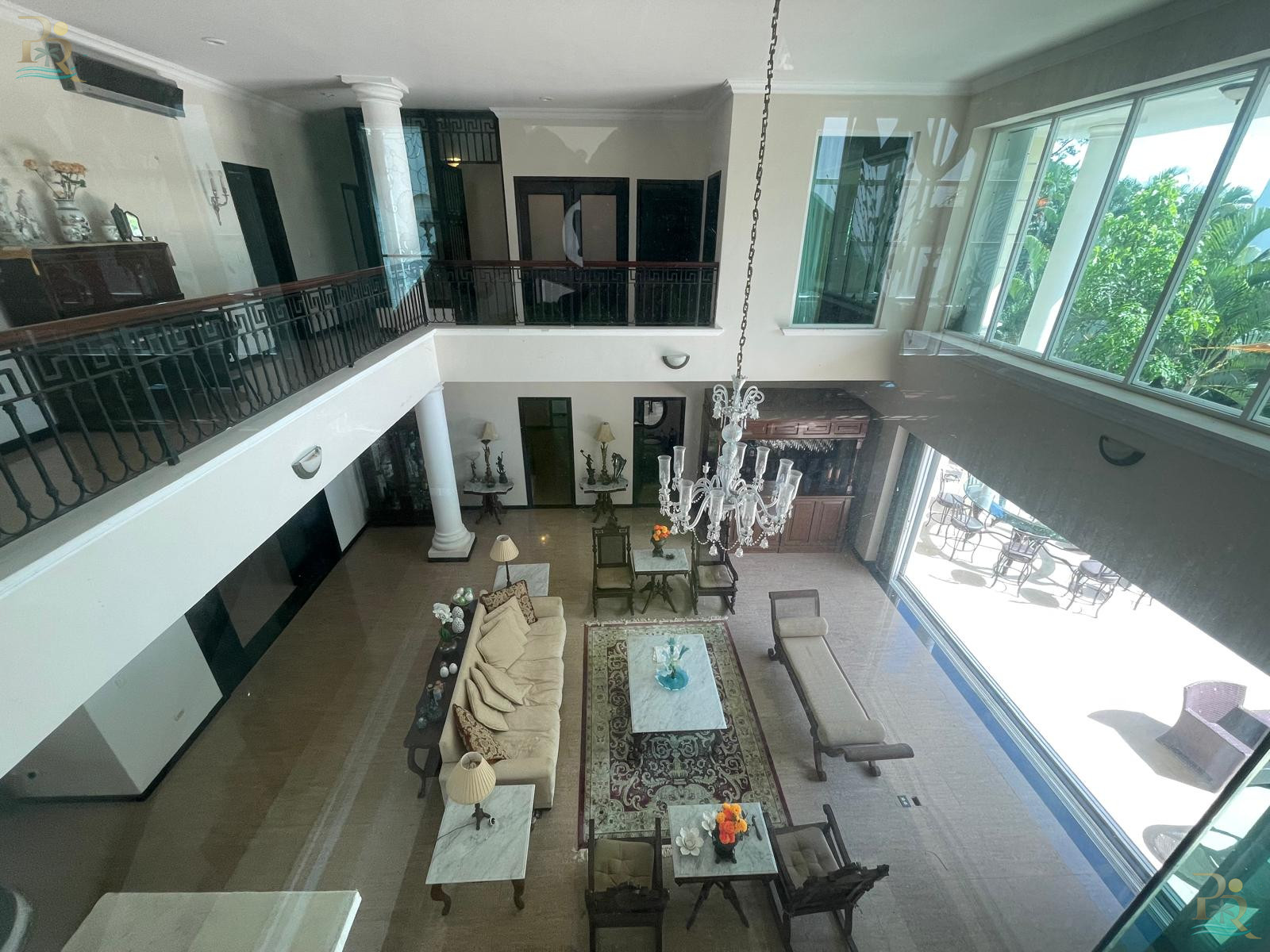 Property gallery “Neoclassical-Style House for Sale – Luxury Details and Spacious Interiors”