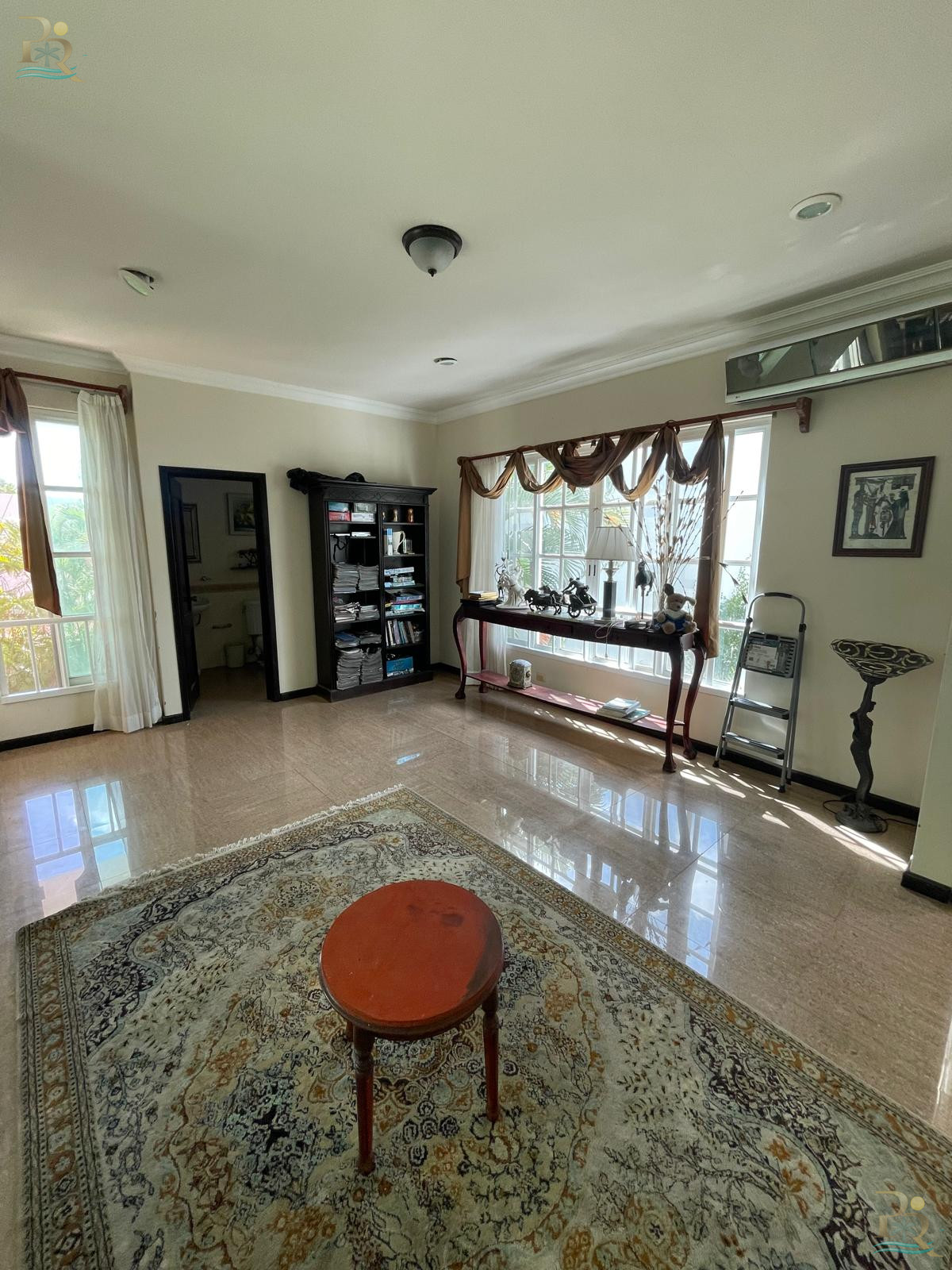 Property gallery “Neoclassical-Style House for Sale – Luxury Details and Spacious Interiors”