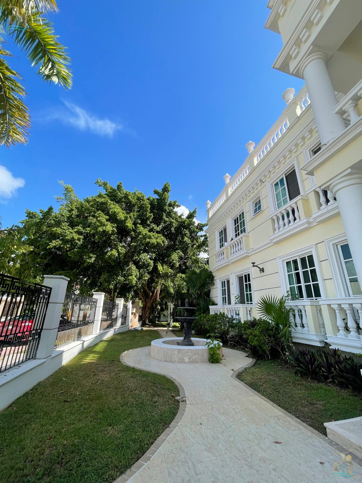 Property gallery “Neoclassical-Style House for Sale – Luxury Details and Spacious Interiors”