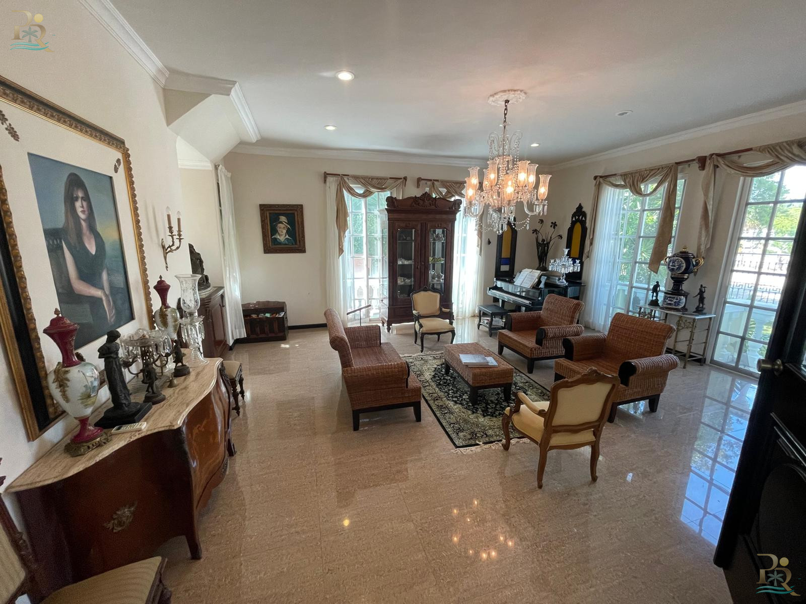 Property gallery “Neoclassical-Style House for Sale – Luxury Details and Spacious Interiors”