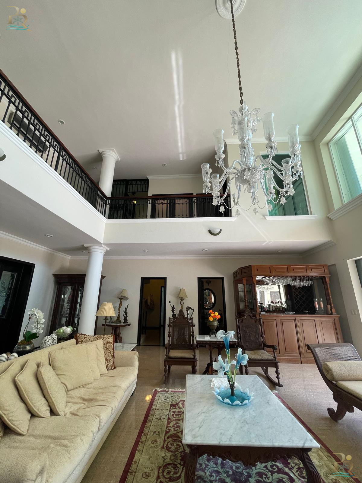 Property gallery “Neoclassical-Style House for Sale – Luxury Details and Spacious Interiors”