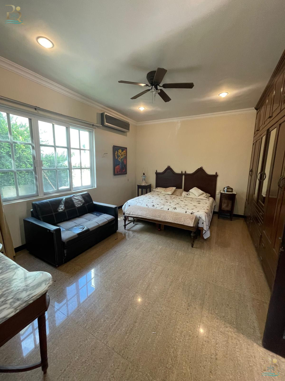 Property gallery “Neoclassical-Style House for Sale – Luxury Details and Spacious Interiors”