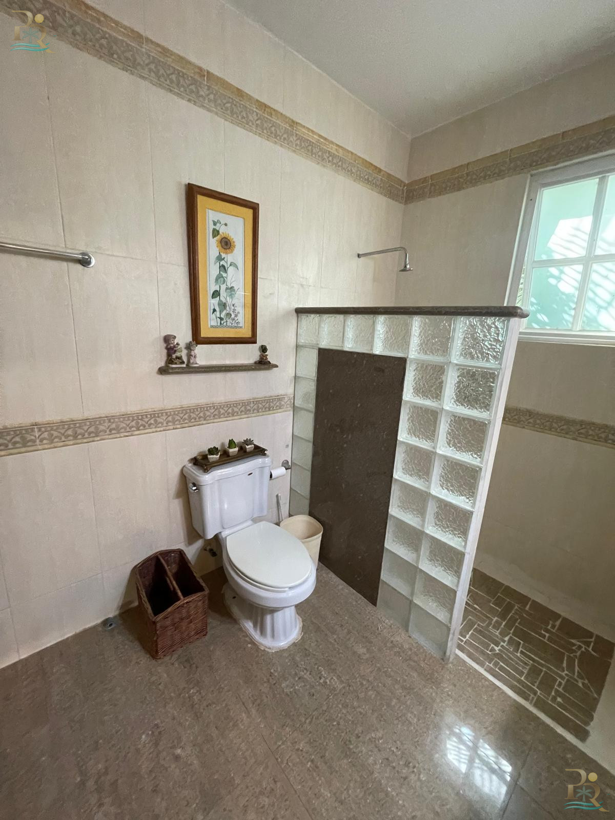 Property gallery “Neoclassical-Style House for Sale – Luxury Details and Spacious Interiors”