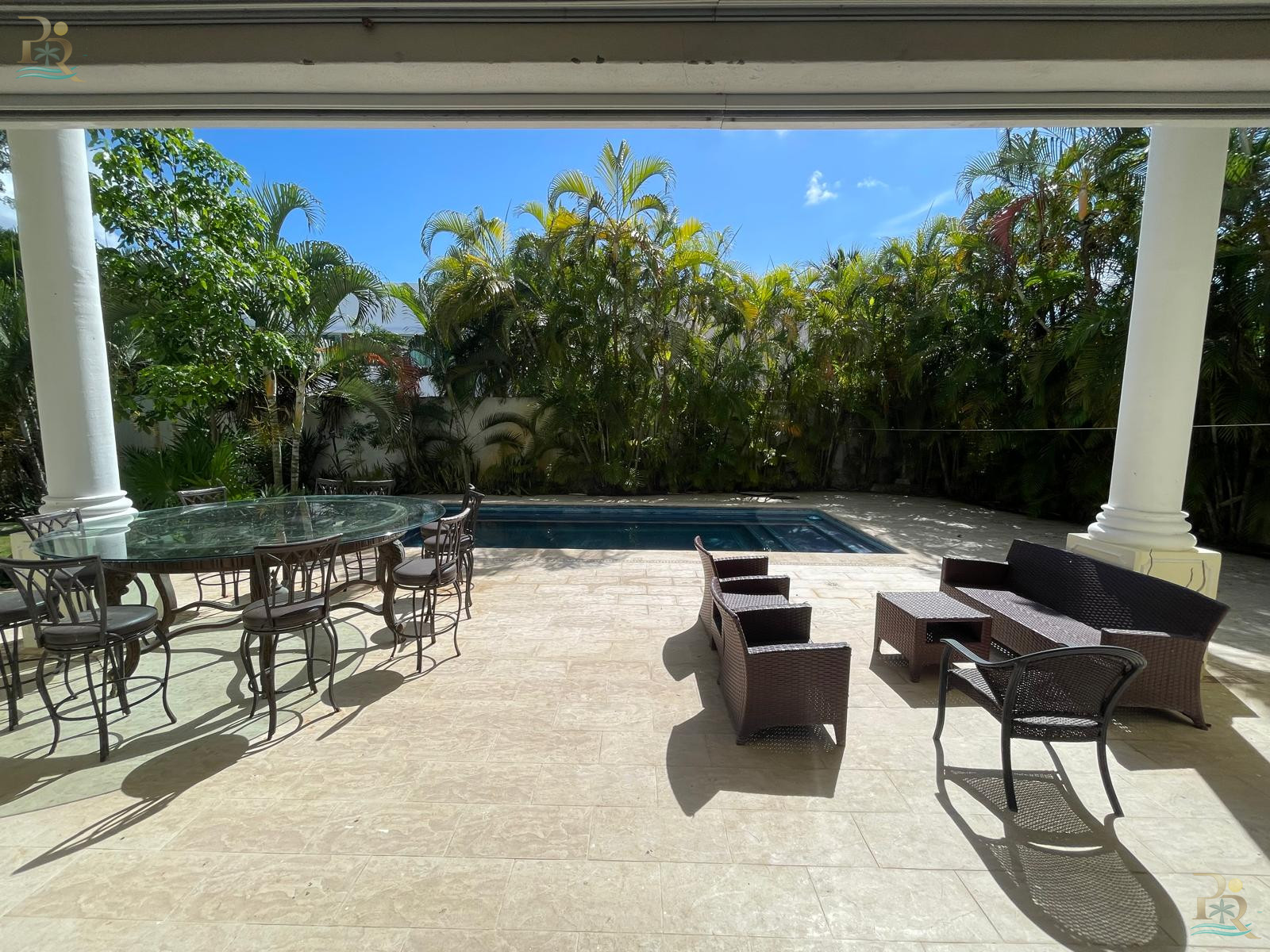 Property gallery “Neoclassical-Style House for Sale – Luxury Details and Spacious Interiors”