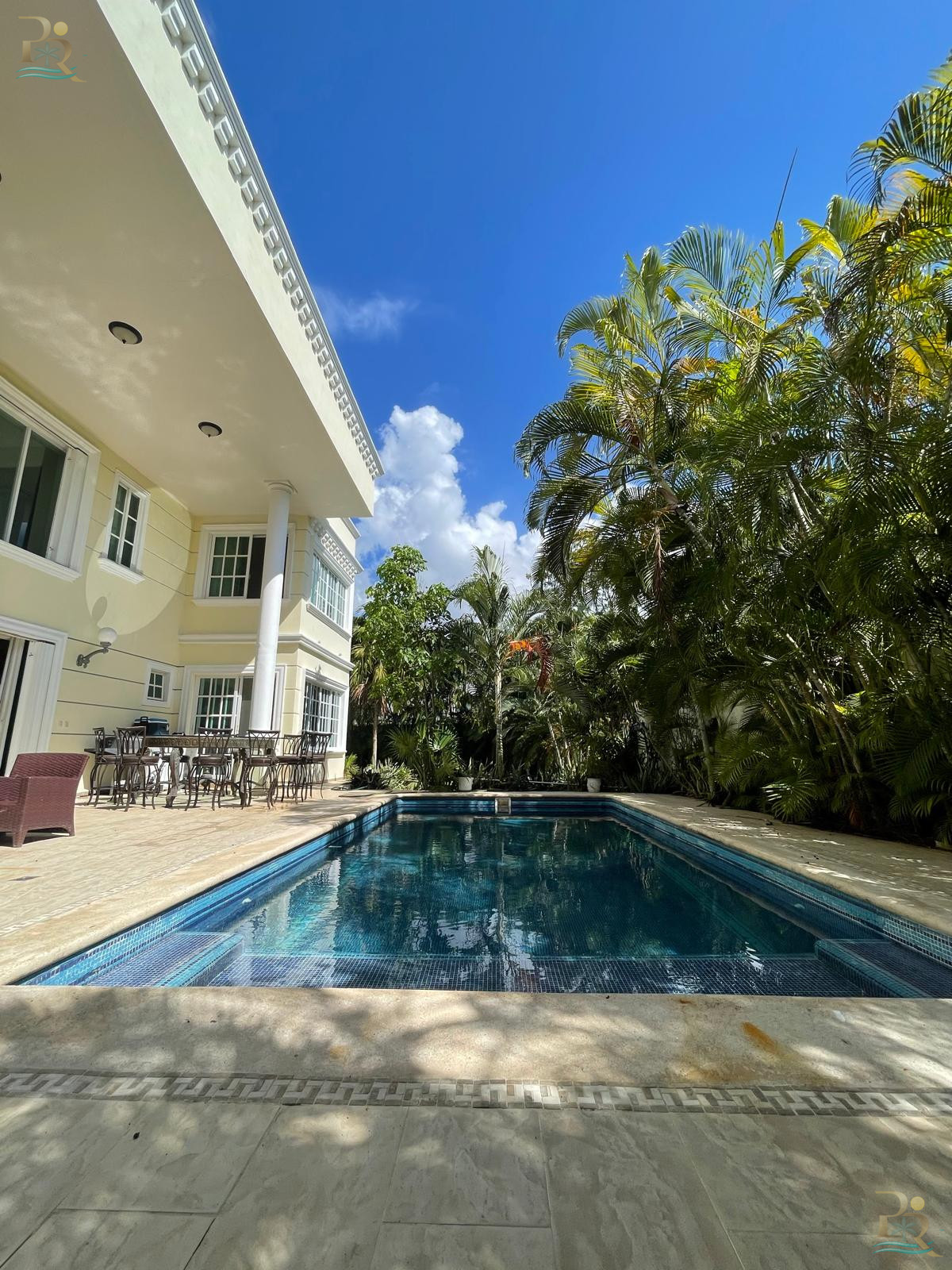 Property gallery “Neoclassical-Style House for Sale – Luxury Details and Spacious Interiors”