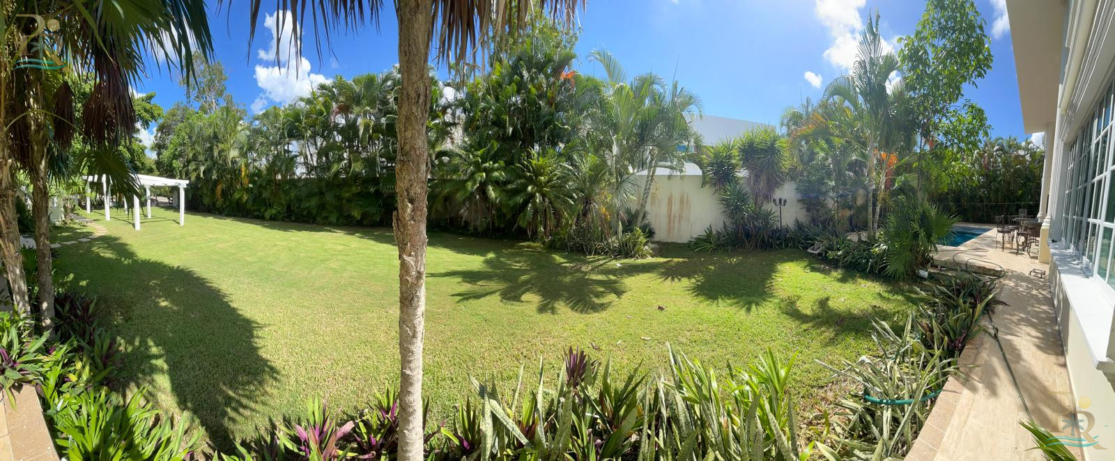 Property gallery “Neoclassical-Style House for Sale – Luxury Details and Spacious Interiors”